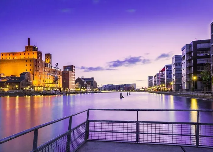 - New York In The Heart Of - Betten & Sofa - 5 Mins Station Hbf - Big Tv & Wifi - Apartment