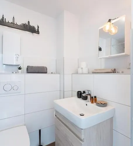 Apartment - New York In The Heart Of - Betten & Sofa - 5 Mins Station Hbf - Big Tv & Wifi - *